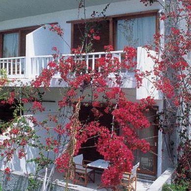 Chronis Rooms & Apartments Adamantas  Exterior foto